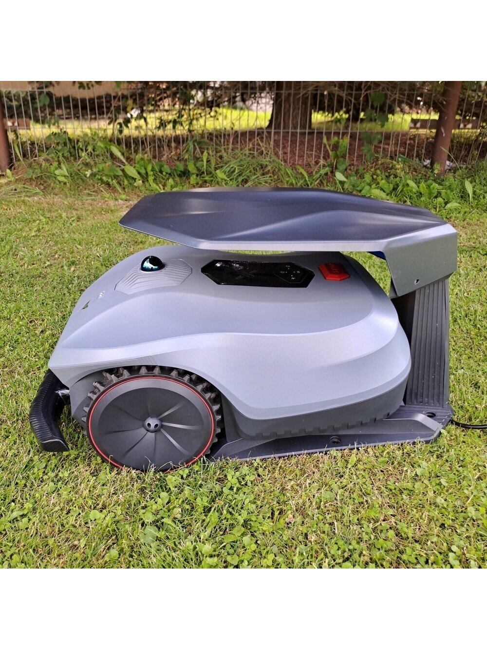 Įkrovimo stotelės stogelis Hookii Neomow robotams 4 Įkrovimo stotelės stogelis Hookii Neomow robotams 4