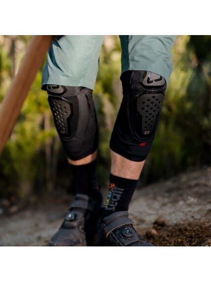 Leatt Knee Guard 6.0 Evo Black 4 Leatt Knee Guard 6.0 Evo Black 4