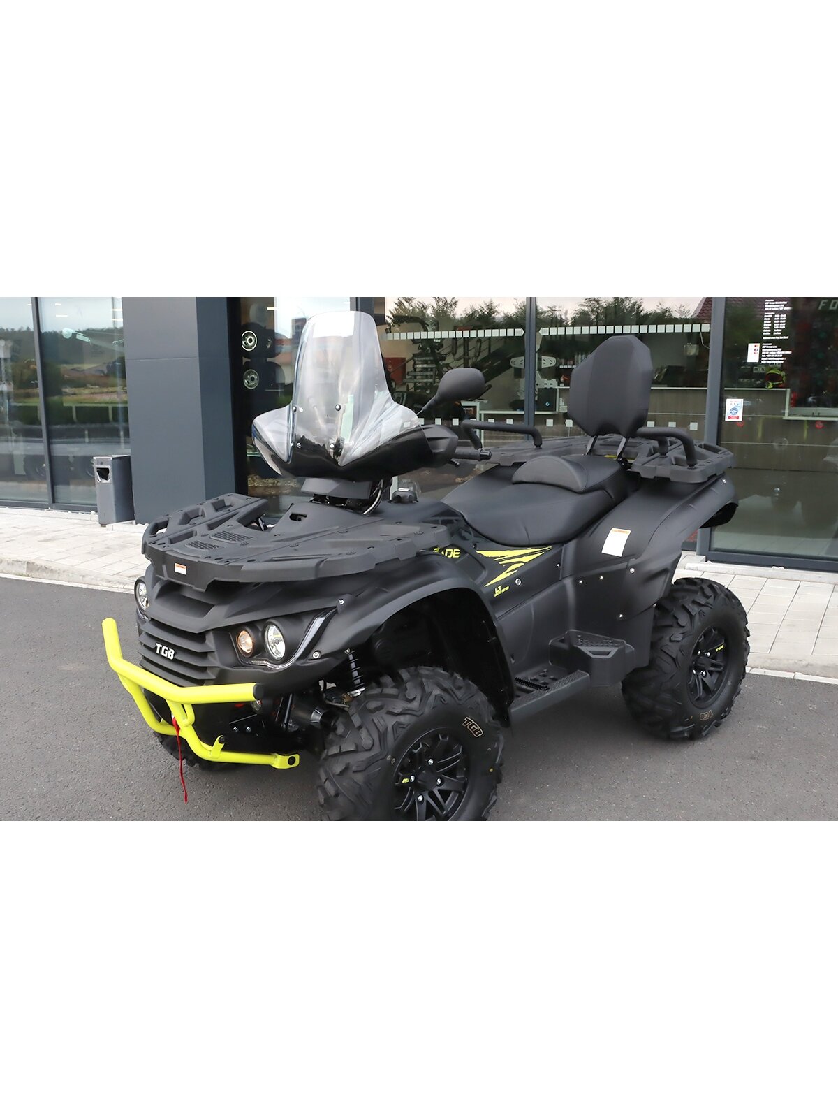 SHARK ATV WINDSHIELD (UNIVERSAL WITH MOUNTING KIT) 1